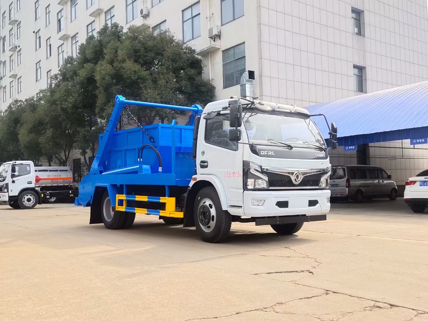 國(guó)六【8立方】東風(fēng)D7多利卡 擺臂垃圾車